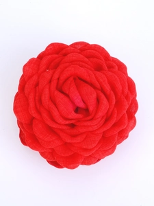 Dettaglio della grande molletta per capelli a rosa rossa con petali di chiffon