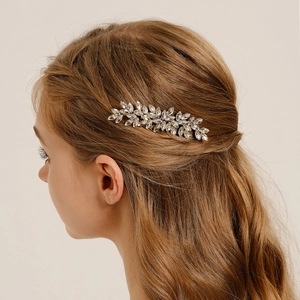 Détail d'un peigne à cheveux de mariée en forme de feuille avec strass sur modèle