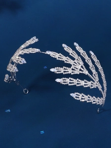 Détails de la couronne de mariée argentée ornée de cristaux et motifs de plumes
