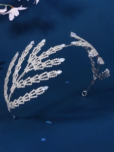 Détail macro du diadème de mariée en alliage argenté avec zircons étincelants