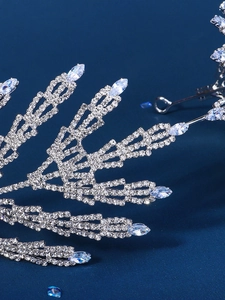 Détail du serre-tête de mariée en argent avec zircons marquise et motifs de feuilles luxueux