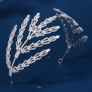 Couronne de mariée argentée en forme d'épi avec cristaux sur fond de soie bleue