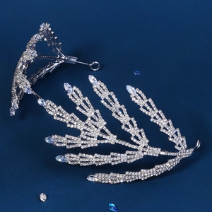 Couronne de mariée argentée luxe avec pierres en forme de plume sur fond bleu foncé