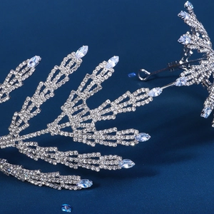 Serre-tête de mariée luxe avec feuilles argentées, cristaux bleus et zircons étincelants