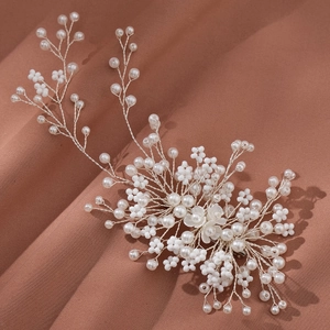 Détail d'une broche fleur en perles faite main sur un tissu en velours de couleur terre cuite
