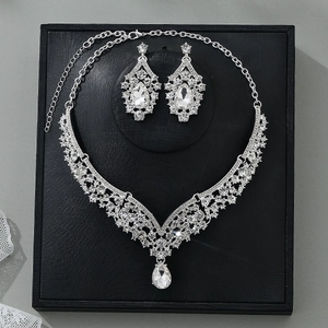 Detail eines luxuriösen Brautschmuck-Sets mit V-Halskette und Strass-Ohrhängern aus Legierung