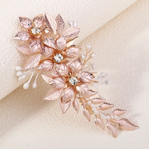 Pince à cheveux fleurie en or rose avec feuilles en métal, strass et perles élégantes