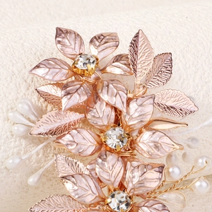 Barrette de mariée en or rose avec feuilles en métal, cristaux clairs et perles blanches