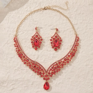 Edles Goldschmuck-Set mit V-Halskette und Ohrringen besetzt mit roten Schmucksteinen