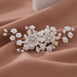 Barrette à fleurs faite main avec perles et strass pour coiffure de mariée élégante