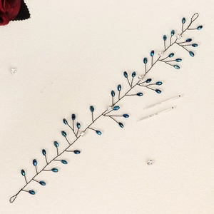 Détail d'une vigne de cheveux de mariée avec cristaux bleu saphir et fil métallique noir