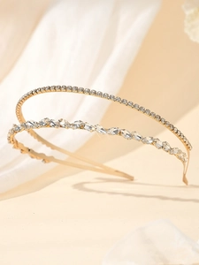 Détails de deux serre-têtes en strass dorés pour coiffures de mariage et de mariée