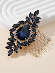 Détail d'un peigne à cheveux vintage doré avec cristal bleu et strass brillants