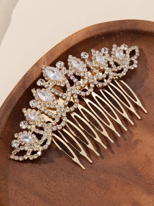 Dettaglio di un pettine per capelli dorato con cristalli marquise e strass lucidi