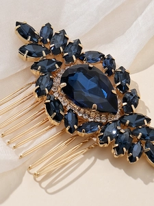 Vue détaillée du peigne à cheveux de mariage doré avec cristaux bleu foncé et strass brillants