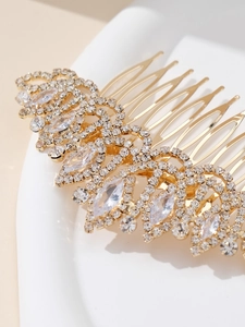 Dettaglio del pettine per capelli in cristallo con motivi floreali dorati e zirconi marquise