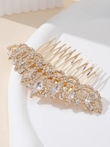 Dettaglio pettine per capelli con zirconi taglio marquise e finiture dorate