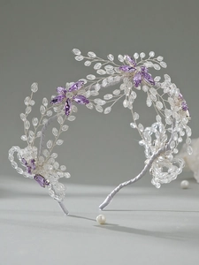Detailansicht des Braut-Haarreifens mit violetten Kristallblumen und silbernen Perlen