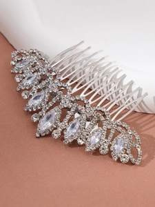 Dettaglio di pettine per capelli in argento con cristalli marquise e strass su seta rosa
