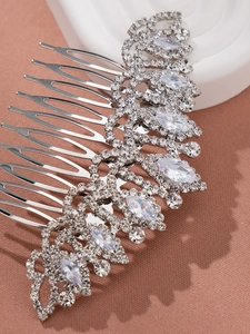 Dettaglio macro del pettine per capelli in argento con cristalli marquise e strass scintillanti