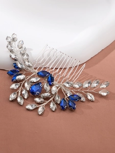 Détail d'un peigne à cheveux de mariée fait main avec strass marquise bleus et fils d'argent