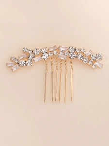 Detail of a golden bridal hair comb featuring sparkling cubic zirconia in round and baguette cuts