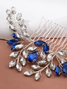 Détail d'un peigne à cheveux de mariée fait main avec cristaux bleus et transparents