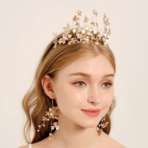 Gros plan sur un diadème de mariée doré avec fleurs en céramique et boucles d'oreilles