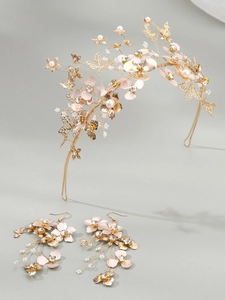 Détails d'un ensemble de serre-tête et boucles d'oreilles de mariée avec fleurs