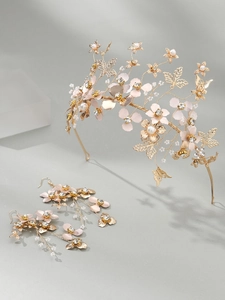 Détail de la parure mariée avec serre-tête et boucles fleurs roses et perles