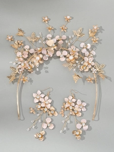Vue détaillée de l'ensemble de bijoux de mariée avec fleurs roses, perles et alliage d'or