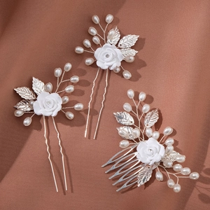 Elegantes Brauthaarschmuck-Set mit weißen Rosen, Perlen und Kristallen auf Silberstiften