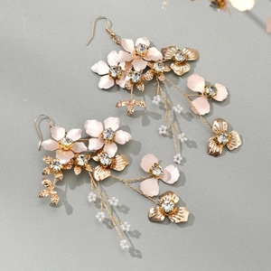 Élégantes boucles d'oreilles de mariée en or avec pétales roses et longs glands perlés