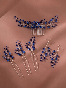 Détail des perles en cristal bleu et fil d'argent du peigne à cheveux et boucles