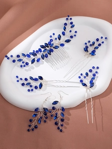 Détails du peigne à cheveux et des boucles d'oreilles de mariée en cristal bleu roi