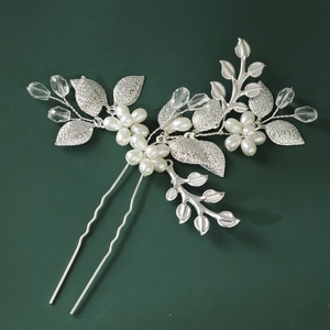 Détail d'une épingle à cheveux florale argentée avec perles blanches et perles de cristal