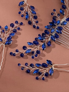 Détail de perles de cristal bleu foncé et fil d'argent sur un peigne de mariée