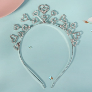 Serre-tête tiare argenté avec cœurs en strass brillants pour coiffure de fête élégante