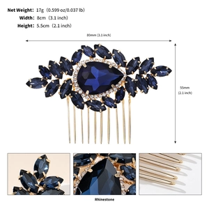 Détail d'un peigne à cheveux de mariée aux strass bleus avec mesures et dents en métal doré