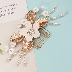 Peigne à cheveux de mariée élégant avec fleurs blanches, feuilles dorées et perles