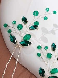 Détail des épingles à cheveux avec cristaux vert émeraude et fil d'argent artisanal