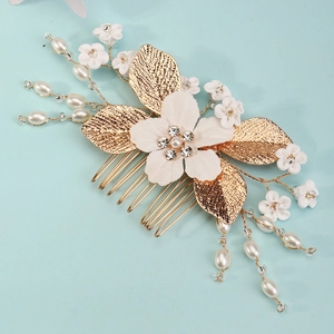 Peigne à cheveux de mariée avec feuilles dorées, fleurs blanches en tissu et perles