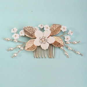 Détails du peigne de mariée avec fleurs en céramique blanche et feuilles en métal doré