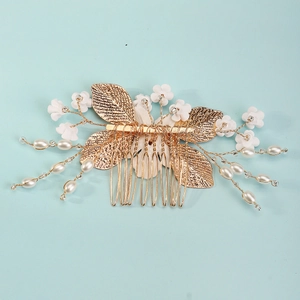 Peigne à cheveux de mariée doré avec fleurs en céramique blanches, feuilles d'or et perles
