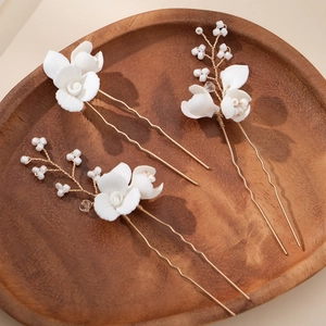 Ensemble de pics à cheveux de mariée avec fleurs en céramique blanche et perles dorées