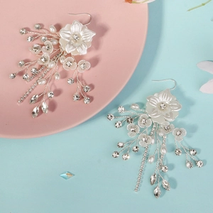 Eleganti orecchini a fiori bianchi con cristalli scintillanti e nappe argentate da donna