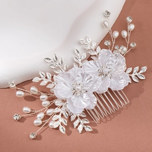 Peigne à cheveux de mariée avec fleurs blanches, perles et strass sur base argent