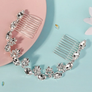Peigne à cheveux de mariée élégant avec ornements floraux en cristal sur fond bicolore