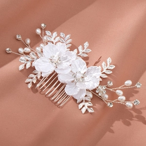 Détail du peigne à cheveux de mariée avec fleurs en perles blanches et strass