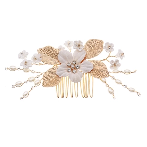 Peigne à cheveux de mariée avec fleur en tissu blanc, feuilles dorées et perles